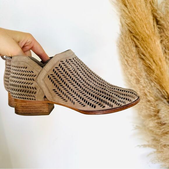 VINCE CAMUTO Tan Cream Suede Leather Zipper Zip Heel Ankle Boots Booties 8.5 - Picture 9 of 12